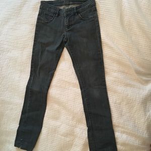 Skinny jeans with adjustable ankle hem.